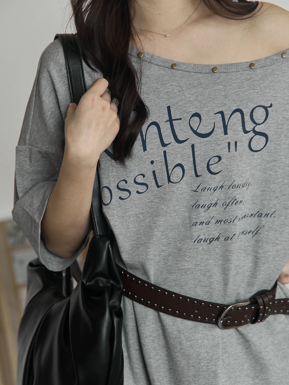 字母鉚釘斜肩上衣