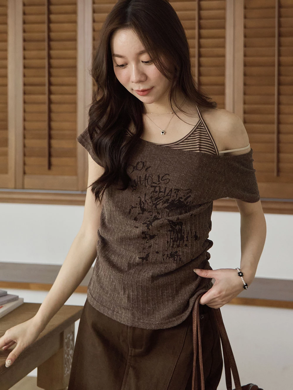 假兩件一字領印圖上衣