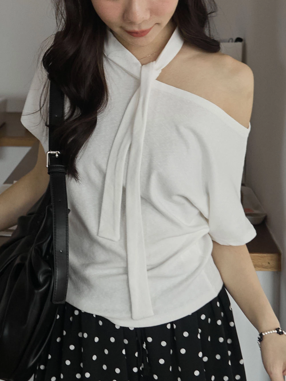 繞頸造型斜肩上衣