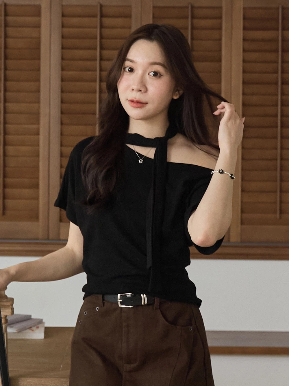 繞頸造型斜肩上衣