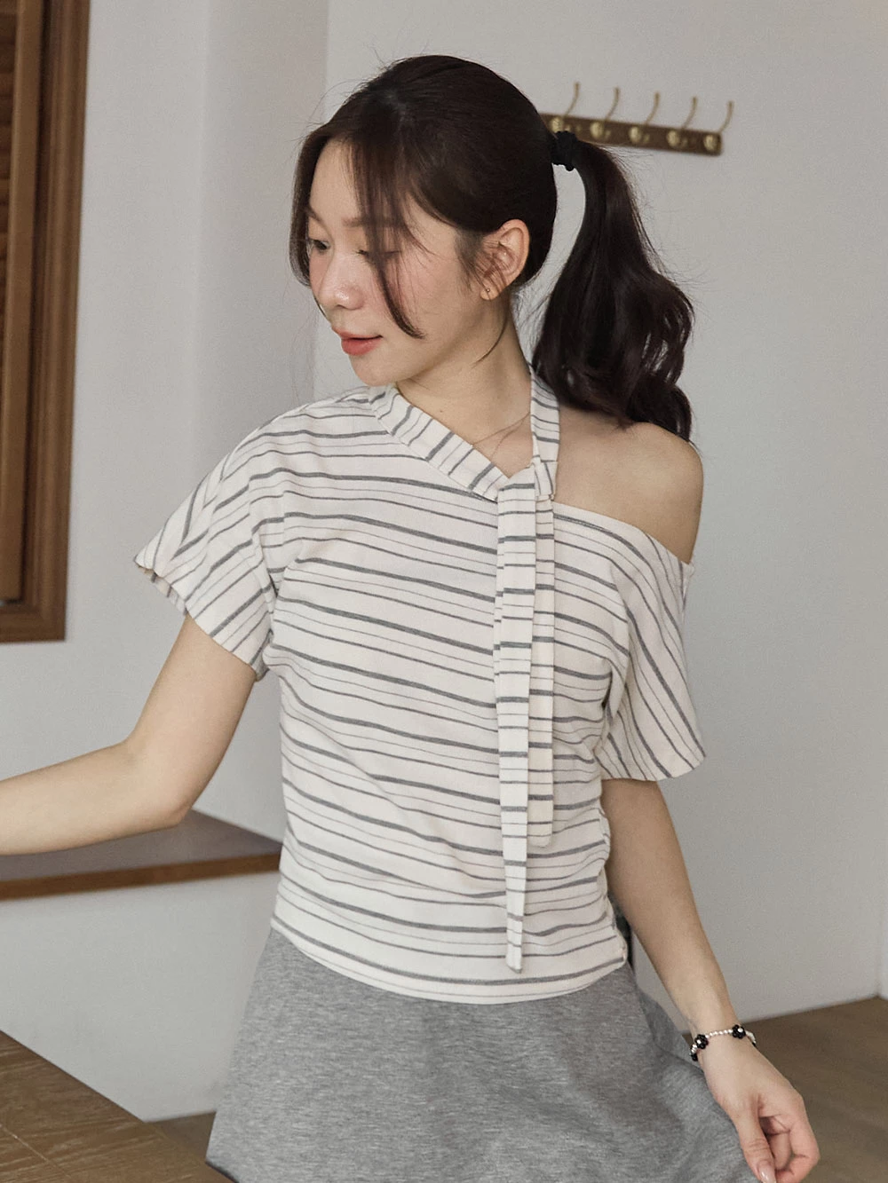 繞頸造型斜肩上衣