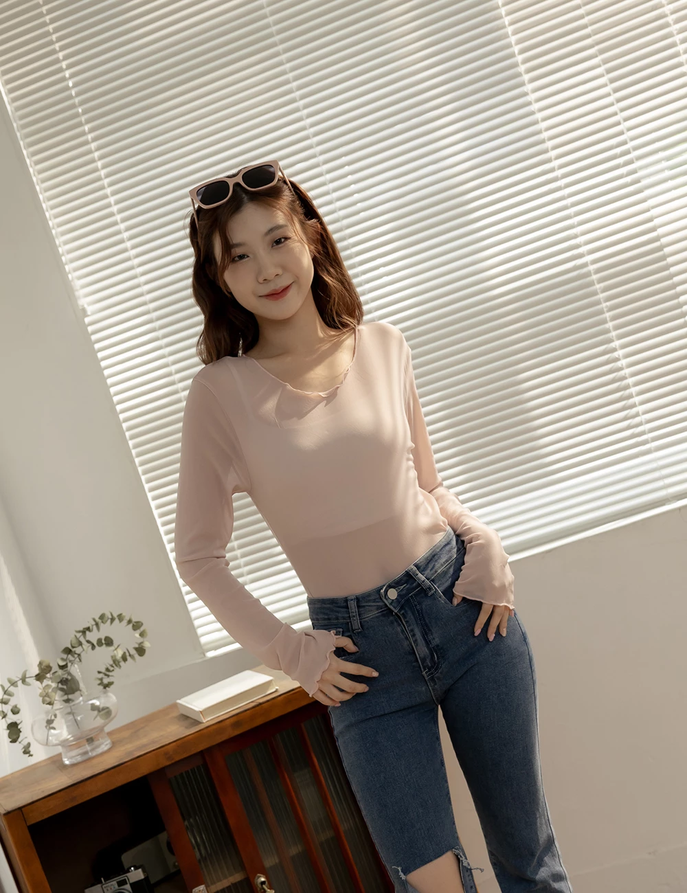捲邊V領微透上衣