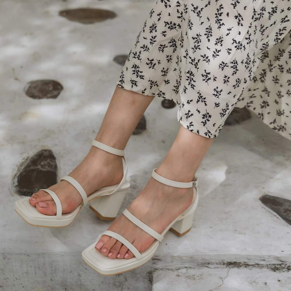 正韓-一字細帶高跟涼鞋